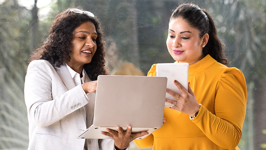 HCP explaining to a woman.